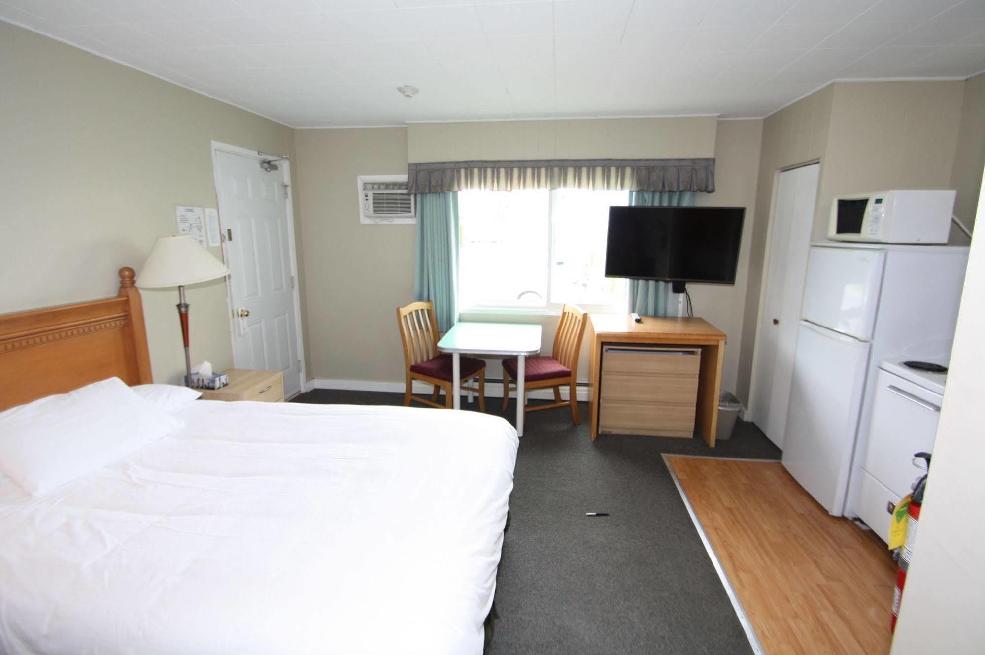 Harrison Spa Motel Harrison Hot Springs Buitenkant foto